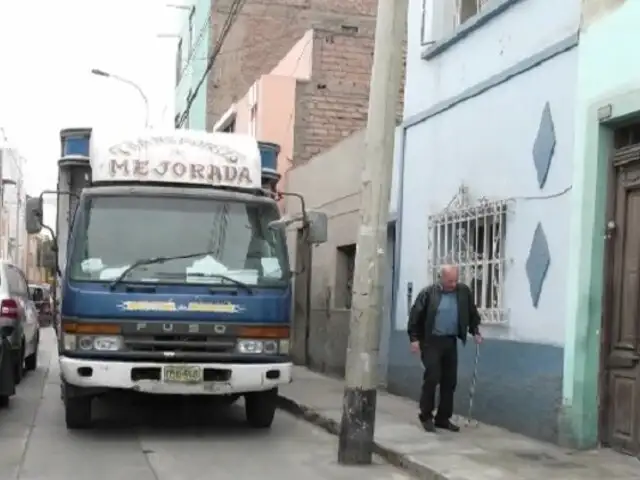 Vecinos de Lince denuncian postes mal ubicados que dificultan el tránsito en el pasaje Tingua