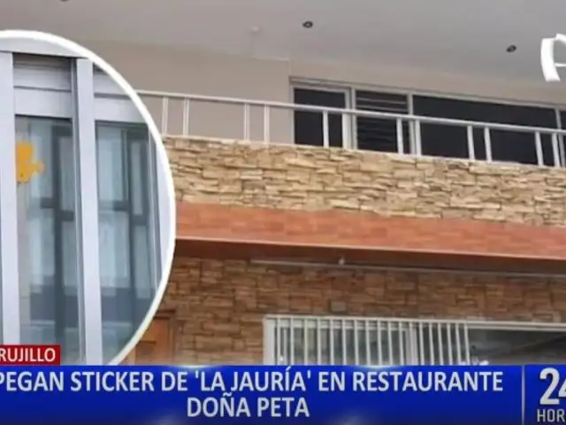 ¡Alerta! Trujillo: restaurante Doña Peta tiene pegado un sticker de la banda criminal ‘La Jauría’