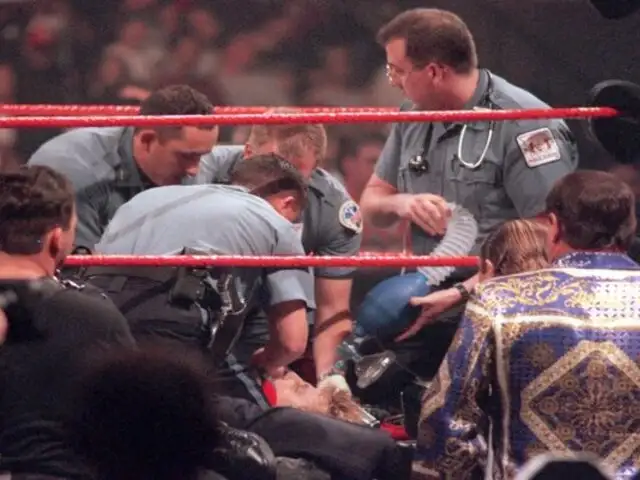 Vince McMahon rompe su silencio: ¿Por qué continuó el show tras la muerte de Owen Hart?