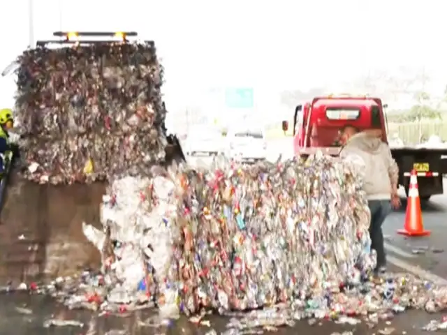 Camión que transportaba material reciclable choca contra el puente Huánuco en el Cercado de Lima