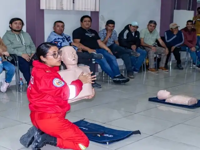 Bomberos capacitan en primeros auxilios a personas con discapacidad auditiva en Trujillo