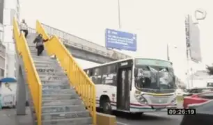 Puente peatonal en mal estado pone en riesgo a transeúntes en la avenida La Marina