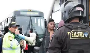 Buses de la Policía trasladan pasajeros desde Puente Nuevo en medio del paro de transportistas