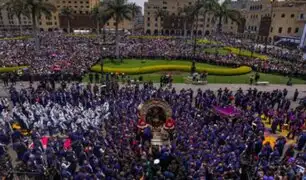 Fieles protestan contra congresistas durante la procesión del Señor de los Milagros