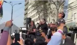 Los Mojarras se suman a las manifestaciones frente al Congreso por el paro y tocan ‘Triciclo Perú’