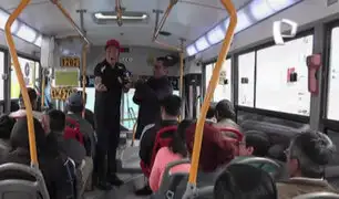 Inicia tu día con buen humor: “Wiwi” se sube a los buses y alegra el viaje de los pasajeros