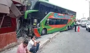 Áncash: Bus interprovincial impacta contra una vivienda en Chimbote tras colisión con automóvil