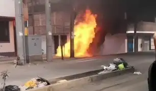 ¡Se salvó de ser quemado vivo! Capturan a presunto ladrón en Ate y prenden fuego a su mototaxi