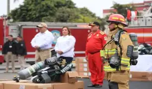 Bomberos sufren quemaduras tras usar equipos protección entregados por Dina Boluarte