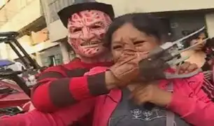 Las mil caras del terror: emprendedor se disfraza de Freddy Krueger para salir adelante