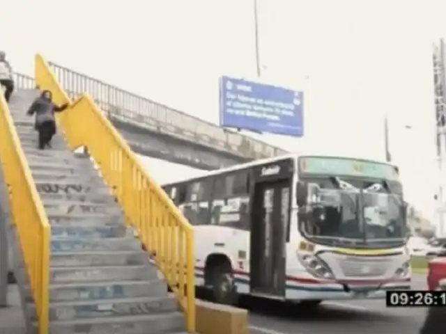 Puente peatonal en mal estado pone en riesgo a transeúntes en la avenida La Marina