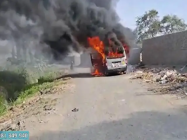 Queman combi en Chimbote: retienen a chofer y cobrador para incendiar vehículo por no pagar cupo