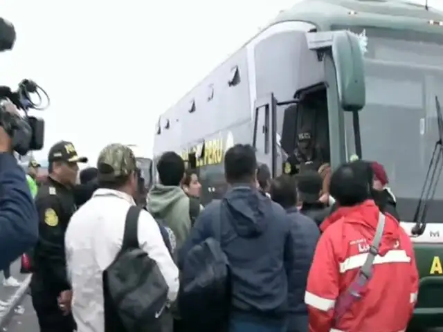 Paro de transportistas: buses de la policía trasladaron a pasajeros ante escasez de transporte público