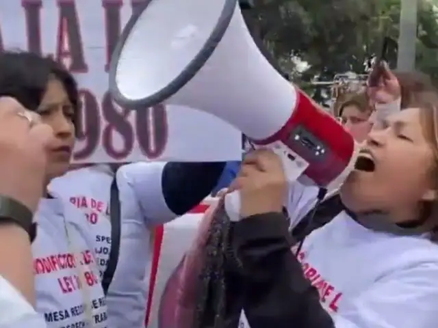 Comerciantes de Mesa Redonda protestan frente al Congreso y exigen derogatoria de Ley 31980