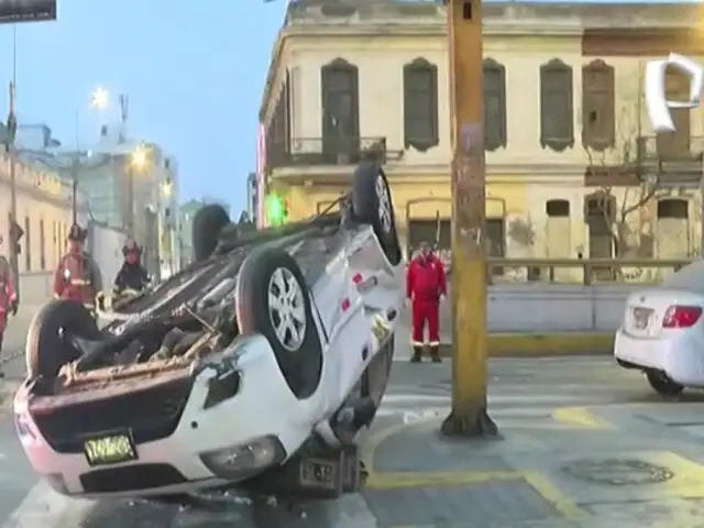 Cercado de Lima: choque entre dos vehículos deja uno de los autos volcado en la Av. España