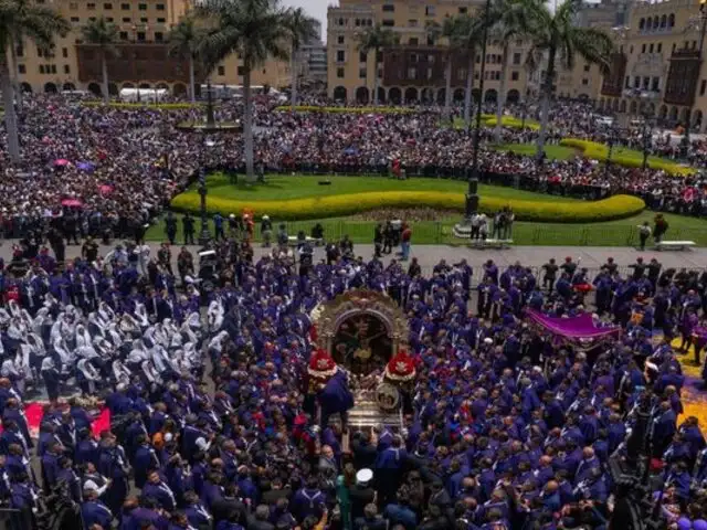 Fieles protestan contra congresistas durante la procesión del Señor de los Milagros