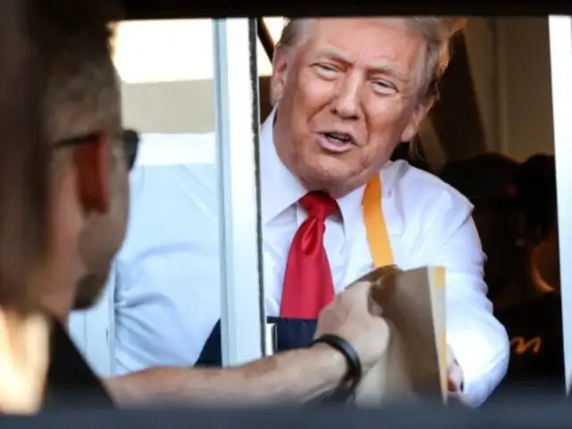 Donald Trump se viste de empleado de McDonald's y arremete contra Kamala Harris