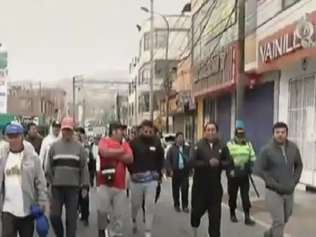 Transportistas, mototaxistas y comerciantes de Ventanilla empiezan a marchar hacia el Congreso