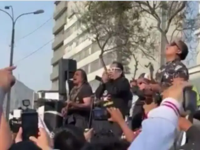 Los Mojarras se suman a las manifestaciones frente al Congreso por el paro y tocan ‘Triciclo Perú’