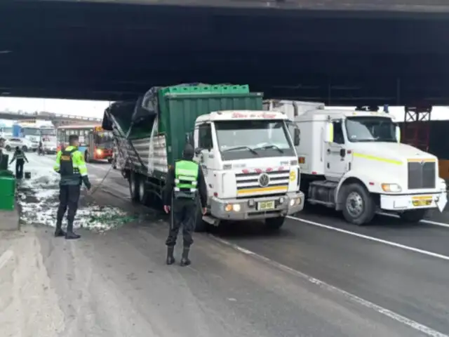 ¡De no creer! Camión que transportaba cerveza impacta con Puente Ricardo Palma