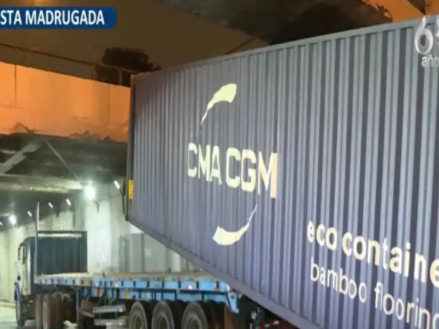 ¡Atención! Cercado de Lima: tráiler queda atascado en Puente Unión