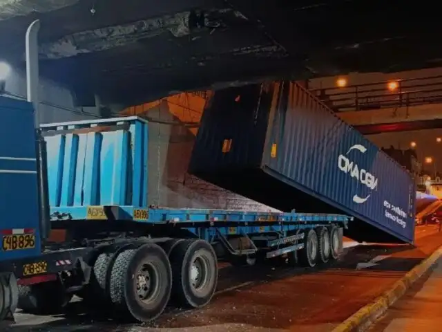 Cercado de Lima: tráiler choca con puente peatonal en Plaza Unión y daña estructura