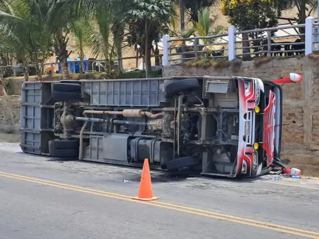 Tragedia en Tumbes: Un muerto y más de 35 heridos tras volcadura de bus escolar