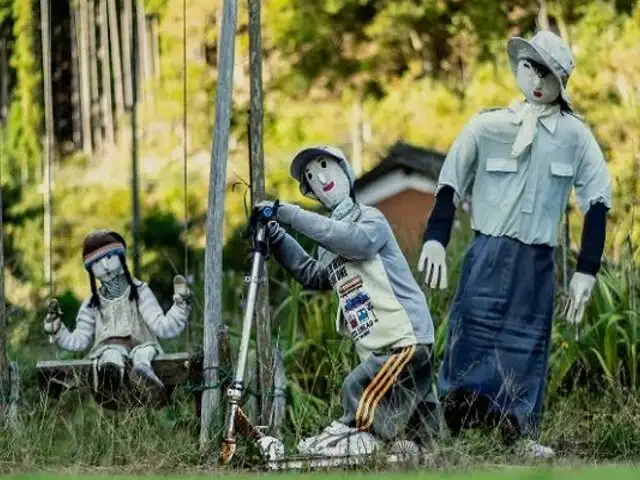 ¡Insólito! Pueblo japonés se queda sin niños y lo llenan de marionetas de tamaño real para compensar vacío