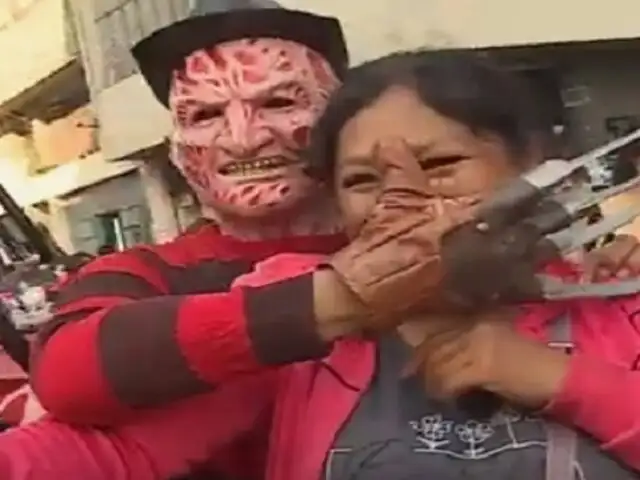 Las mil caras del terror: emprendedor se disfraza de Freddy Krueger para salir adelante