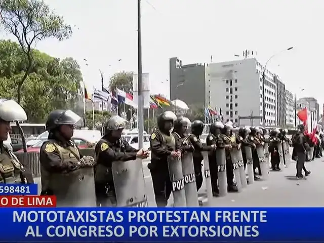 Mototaxistas protestan en el Congreso contra extorsiones