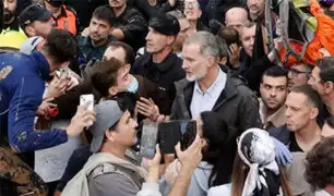 VIDEO: Reyes de España fueron agredidos durante visita a damnificados por inundaciones en Valencia