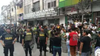 Gamarra: ambulantes se enfrentan a policías para evitar ser desalojados