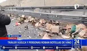 Chincha: trailer se descarrila y personas roban botellas de vino