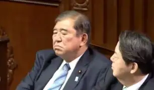 Primer ministro de Japón causa controversia tras ser captado durmiendo durante su reelección