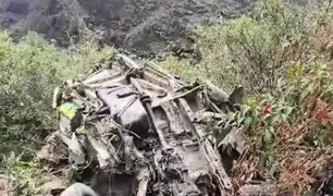 Al menos 10 muertos deja despiste y caída de minivan a un abismo en Puno