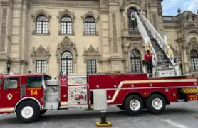 Vehículo de los bomberos fue usado para trabajos de limpieza en frontis de Palacio de Gobierno