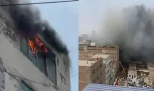 Incendio en Cercado de Lima: bomberos llegan a atender siniestro de gran magnitud en edificio