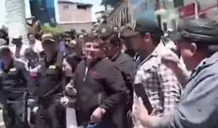 Ronderos de Cajamarca obligan a congresista Echevarría a caminar por la Plaza de Armas