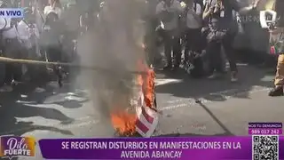 Manifestantes queman banderas de EE. UU. y China en protesta contra la cumbre APEC