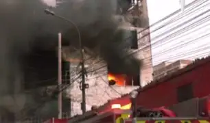 Centro de Lima: controlan incendio después de cuatro horas de arduo trabajo