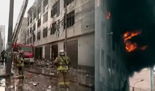 Cercado de Lima: bomberos continúan trabajando tras incendio que consumió almacén