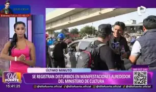 ¡El colmo!: Manifestante amedrenta y arroja agua a equipo periodístico durante enlace en vivo