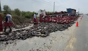 Barranca: botellas de cerveza quedaron regadas en la Panamericana Norte tras choque de camiones