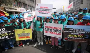 Mineros protestan frente al Congreso exigiendo se amplíe el Reinfo: también se movilizan en Ica y Arequipa