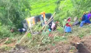 Bus que trasladaba promoción de colegio cae a abismo en Moyobamba: hay varios muertos y heridos