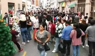 A un mes de Navidad se registra gran aglomeración de personas en Mesa Redonda