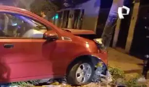 Dos accidentes esta madrugada: choques en La Molina y San Isidro dejan postes y árboles dañados