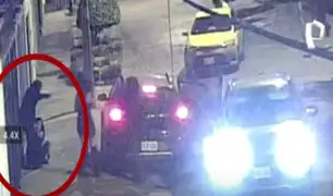 Delincuentes golpean con arma de fuego a mujer durante el robo de un auto en Ate