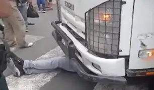 Ambulantes de Mesa Redonda se atrincheran debajo camión fiscalizador para evitar incautación