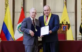 Rafael López Aliaga condecora a Álvaro Uribe con medalla de la ciudad de Lima